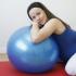 En uppsättning övningar för gravida kvinnor som använder fitball efter trimester